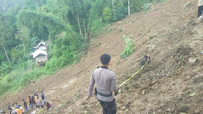 Tim SAR gabungan menyisir lokasi longsor dibantu oleh anjing pelacak unit K9 Polda Sulsel.