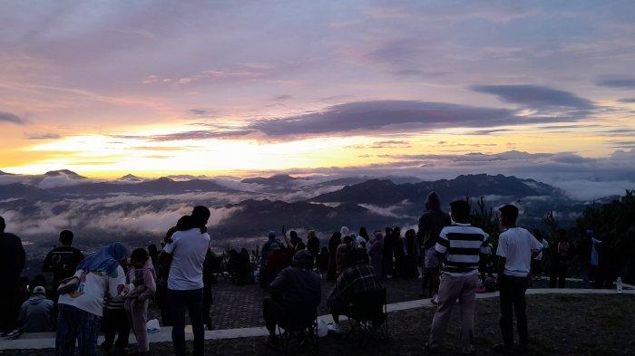 Wisatawan menikmati sunrise di objek wisata To'tombi Negeri di Atas Awan (Lolai), Kapala Pitu, Toraja Utara, Minggu (25/2/2024). 