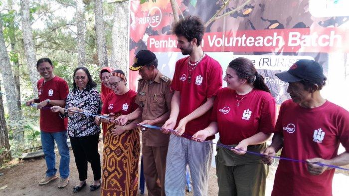 Kick off Volunteach Batch I program Rural Resilience Initiative (Rurise) Yayasan Widya Erti Indonesia (WEI), di Natsir Eco School (NES), Lembang Maroson, Rembon, Tana Toraja, Kamis (27/6/2024).