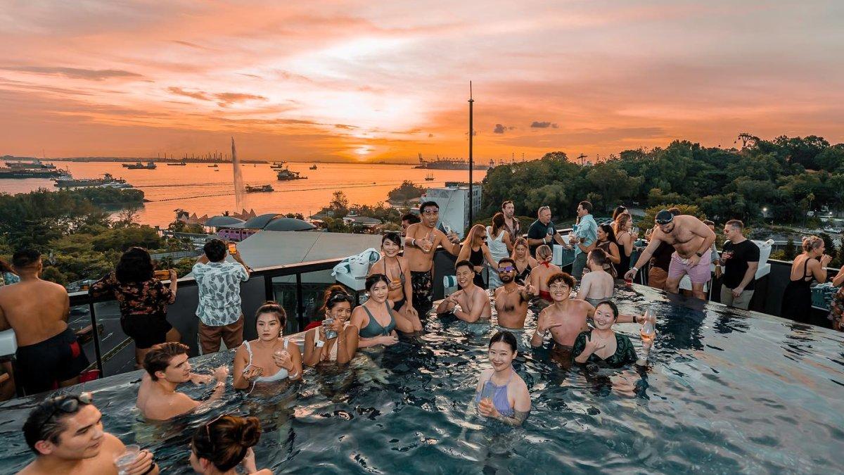1-Altitude Coast, satu beach club bar terbaik di Sentosa Singapura buat healing.
