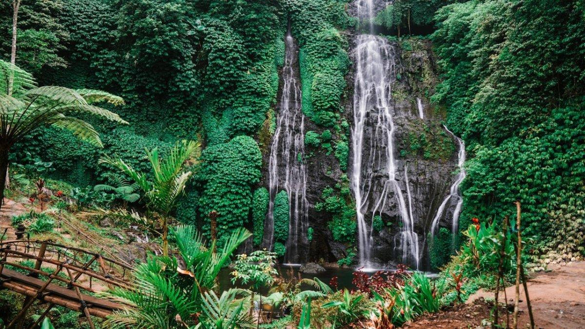 Air Terjun Banyumala, satu air terjun terbaik di Buleleng, Bali.