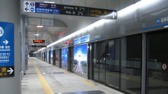 AREX (Airport Railroad Express) di Gimpo Airport Station atau Stasiun kereta di Bandara Gimpo.