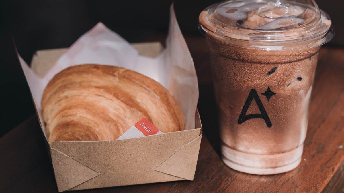 Ada Apa Dengan Kopi (AADK), satu tempat ngopi hits di Surabaya yang menarik buat dijelajahi.