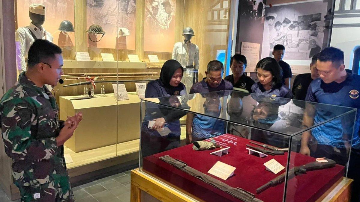 Ada beragam koleksi di Museum Pusat TNI AL Jalesveva Jayamahe Surabaya Jawa Timur.