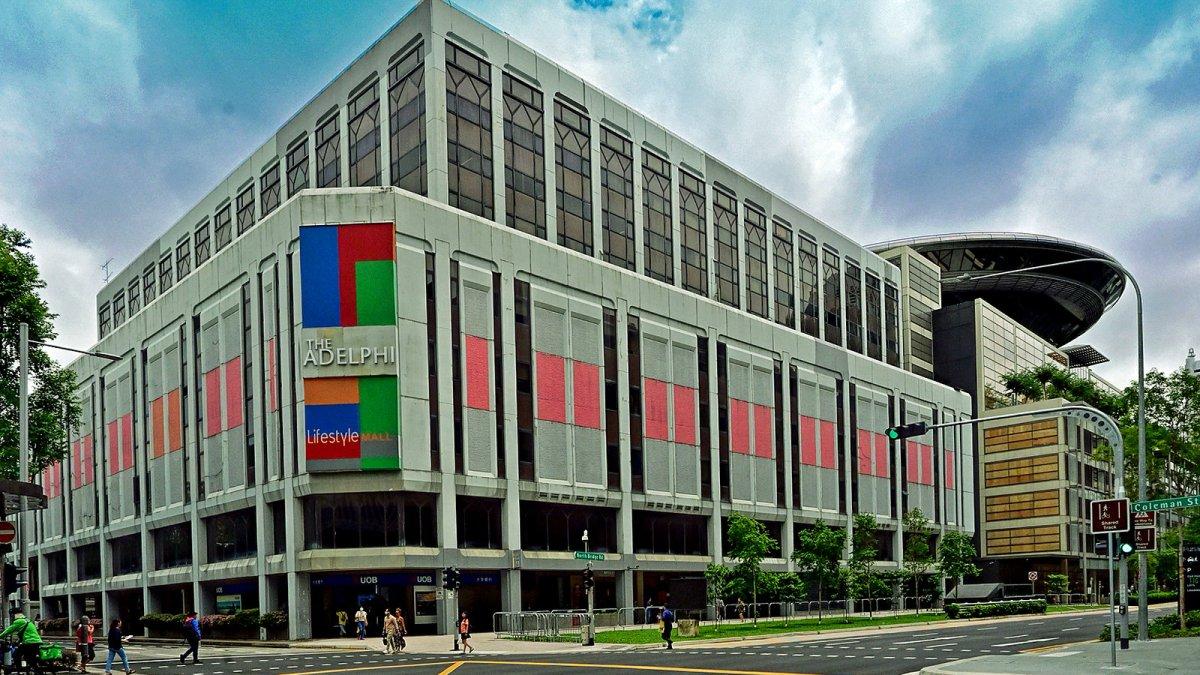 Adelphi, satu mal terbaik di Singapura buat kamu yang mau berburu oleh-oleh unik.