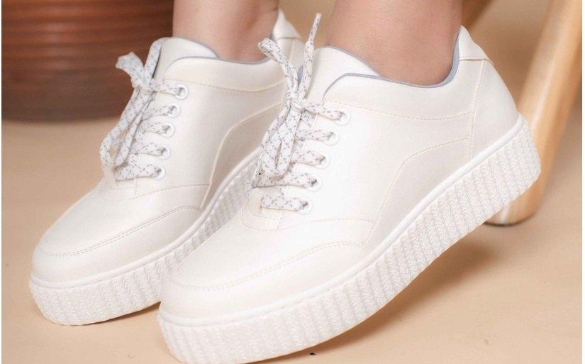 Adorable Projects - Medalion Sneakers White, satu sneaker wanita lokal terbaik yang cocok untuk traveling.