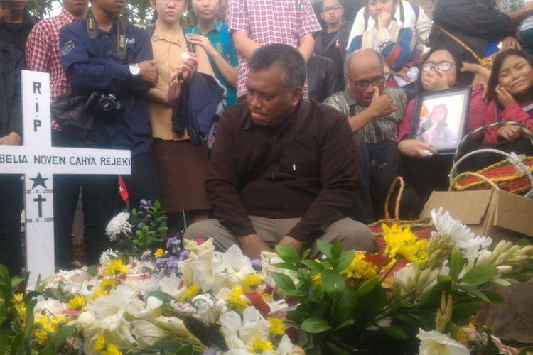 Orangtua Andriana Yubelia Noven Cahya (18) meratapi makam anaknya di TPU Cimuncang, Kota Bandung, Kamis (10/1/2019). Adriana ditusuk oleh orang tak dikenal di sebuah gang, sekitar Jalan Riau, Baranangsiang, Bogor, beberapa waktu lalu.