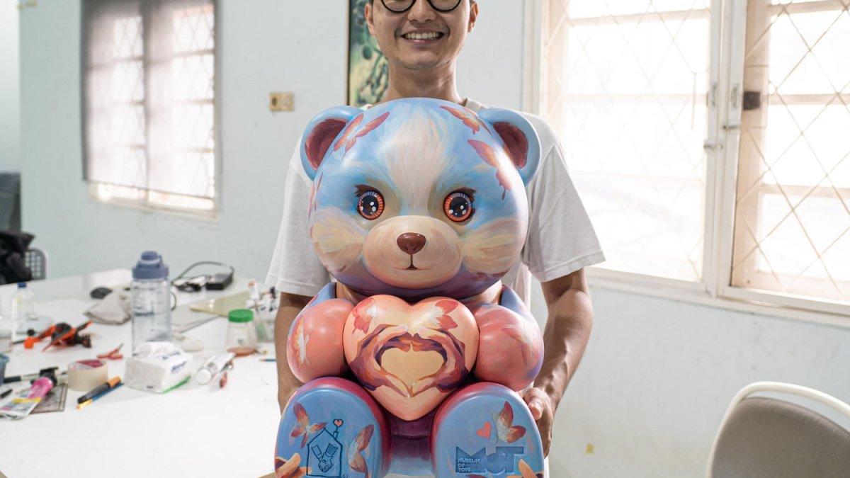 Adriel Arizon dengan patung boneka karyanya yang menjadi bagian dari peluncuran #Bear4Love di Art Jakarta Gardens 2025.