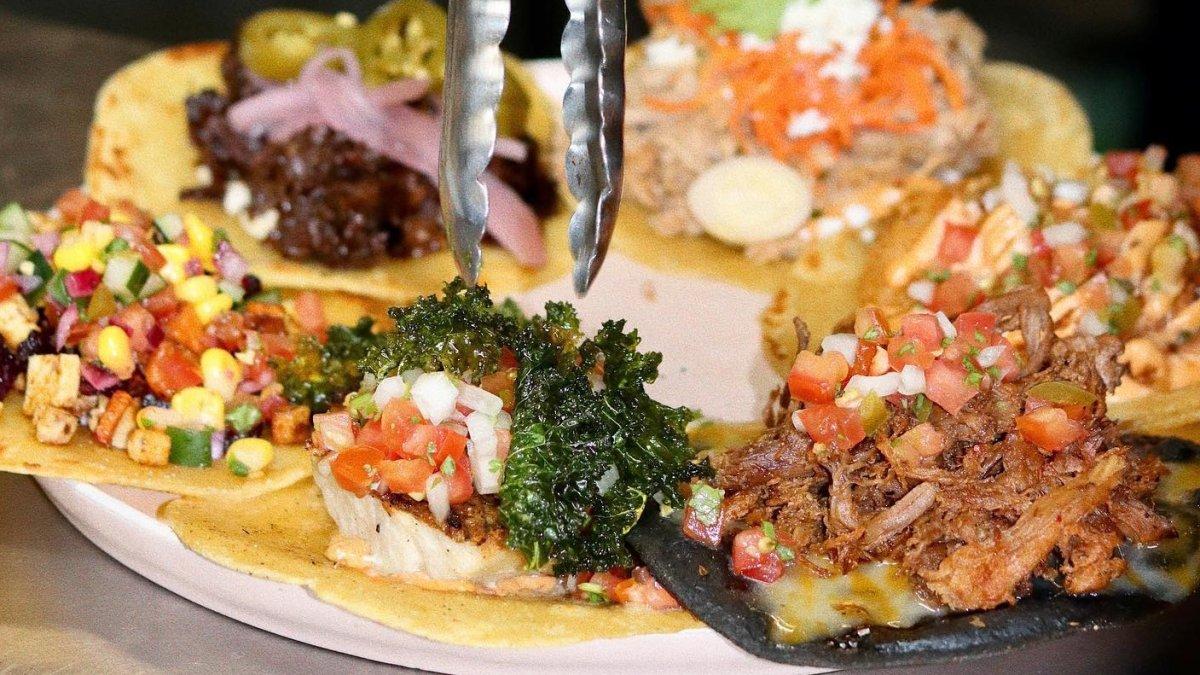 Afterwit Bar de Burrito, satu kafe hits di Haji Lane Singapura yang cocok buat kamu yang ingin bersantai.