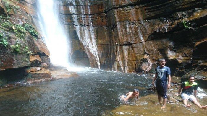 Air Terjun Aek Martua, satu tempat wisata terbaik di Rokan Hulu Riau untuk liburan akhir pekan.