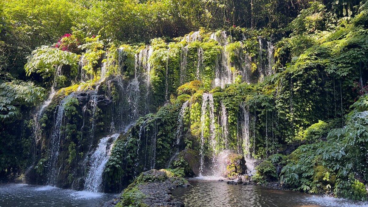 Air Terjun Banyu Wana Amertha, satu air terjun terbaik di Buleleng, Bali.