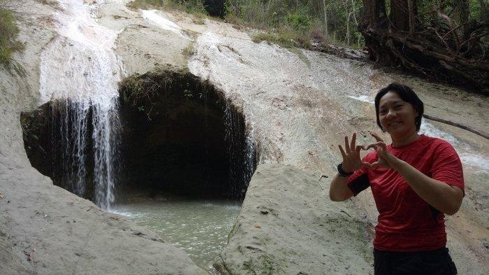 Salah satu keindahan TTS adalah air terjun tersembunyi di pedalaman yang dikenal degan nama Air Terjun Cinta.