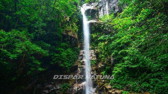 Air Terjun Gunung Ranai di Geosite Gunung Ranai, Natuna, Kepulauan Riau.