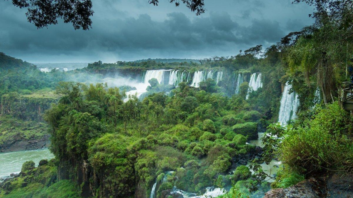 Air Terjun Iguazu memisahkan Argentina dan Brasil