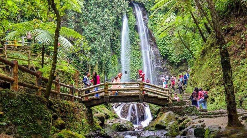 Wisatawan sedang menikmati suasana Air Terjun Jumog, Karanganyar, Jawa Tengah.