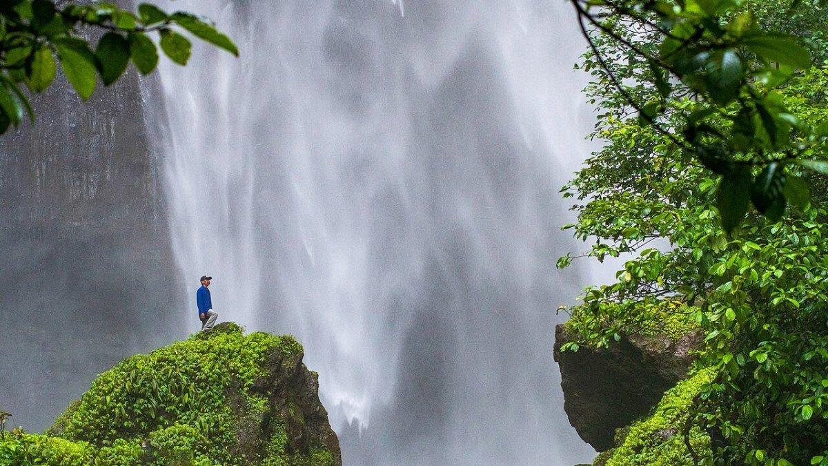 Air Terjun Kabut Pelangi, satu air terjun terbaik di Lumajang, Jawa Timur.