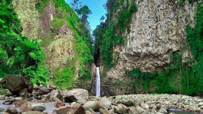 Air Terjun Lau Biang berlokasi di Desa Rih Tengah, Kecamatan Kuta Buluh, Kabupaten Karo, Sumatera Utara.