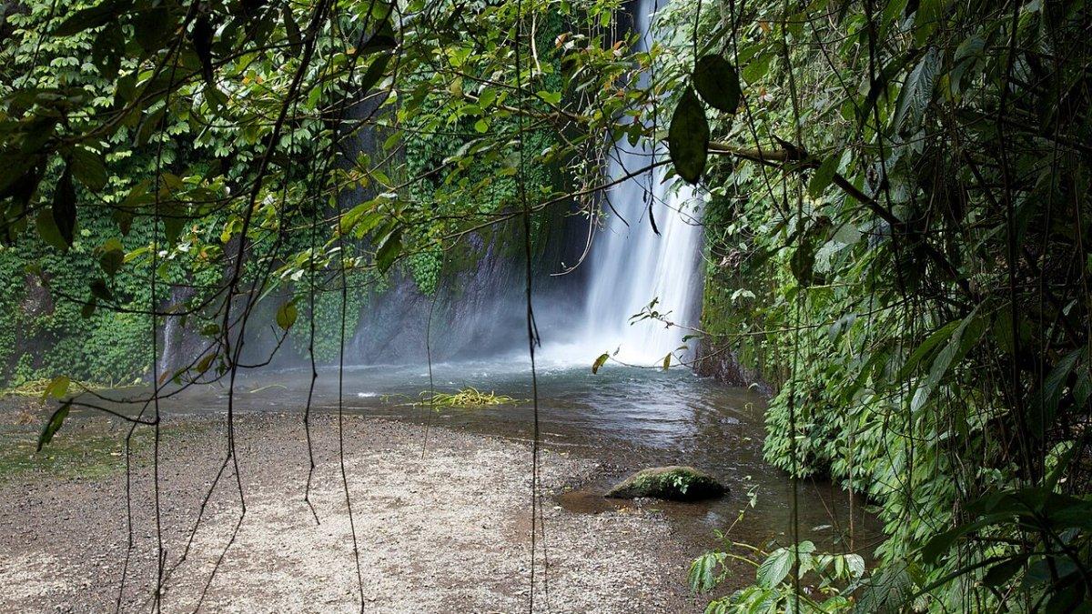 Air Terjun Munduk, satu air terjun terbaik di Buleleng, Bali.