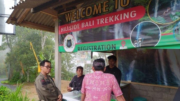 Kepala Dinas Pariwisata Buleleng, Gede Dody Sukma Oktiva Askara bersama Satpol PP Buleleng saat menutup sementara loket wisata Air Terjun Sekumpul yang ada di Desa Lemukih, Kecamatan Sawan, Buleleng, Kamis (16/11). Penutupan dilakukan menyusul viralnya video protes dari salah satu netizen asal Tabanan yang merasa harga tiket yang ditawarkan sangat mahal.