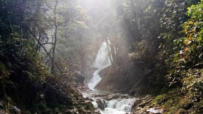 Air Terjun Simempar berlokasi di Desa Simempar, Kecamatan Gunung Meriah, Kabupaten Deli Serdang, Sumatera Utara.