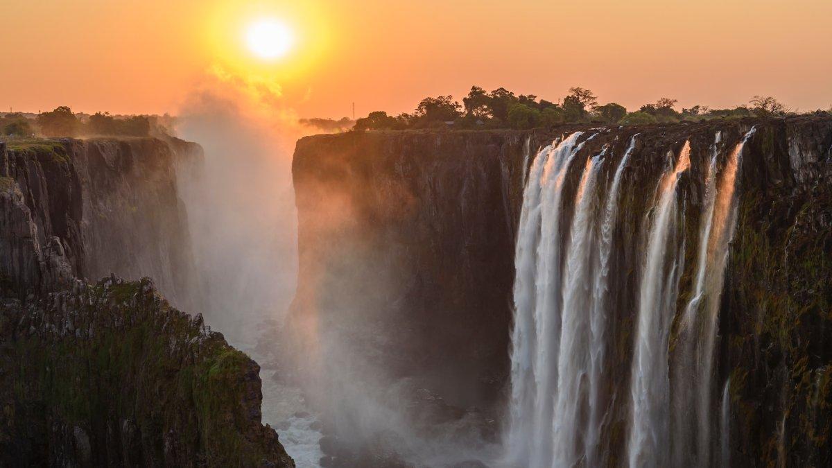 Air Terjun Victoria yang menakjubkan ini memisahkan Zambia dan Zimbabwe