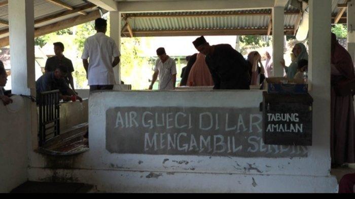 Air gentong yang berada di kompleks makam
