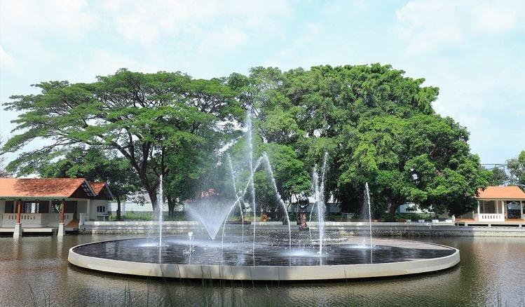 Air mancur Taman Balekambang Solo.