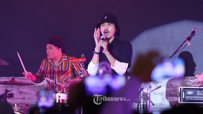 Aksi panggung grup band Sheila On 7 saat menyapa karyawan PT Pamapersada Nusantara (PAMA) pada acara Family Gathering PAMA 2023 dengan konsep magical yang diartikan sebagai wujud melakukan hal-hal yang luar biasa di Ecovention Ancol, Jakarta Utara, Sabtu (20/5/2023).