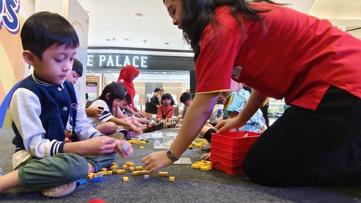 Aktivitas kreatif seperti merakit balok LEGO jadi favorit pengunjung cilik di Bogor Kids Festival 2025.