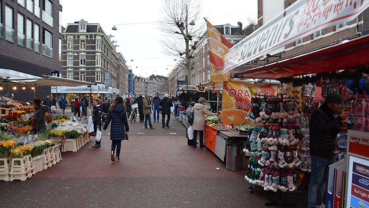 Albert Cuypmarkt, satu tempat wisata di Amsterdam Belanda yang gratis buat kamu kunjungi.