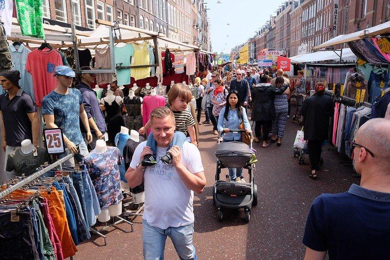 Albert Cuypmarkt, satu tempat wisata gratis di Amsterdam buat liburan yang hemat anggaran.