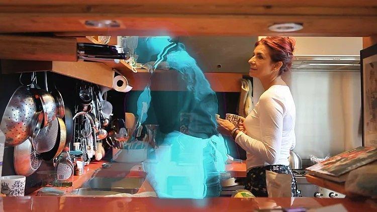 Alicia Framis berbagi kehidupan dengan suami hologramnya.