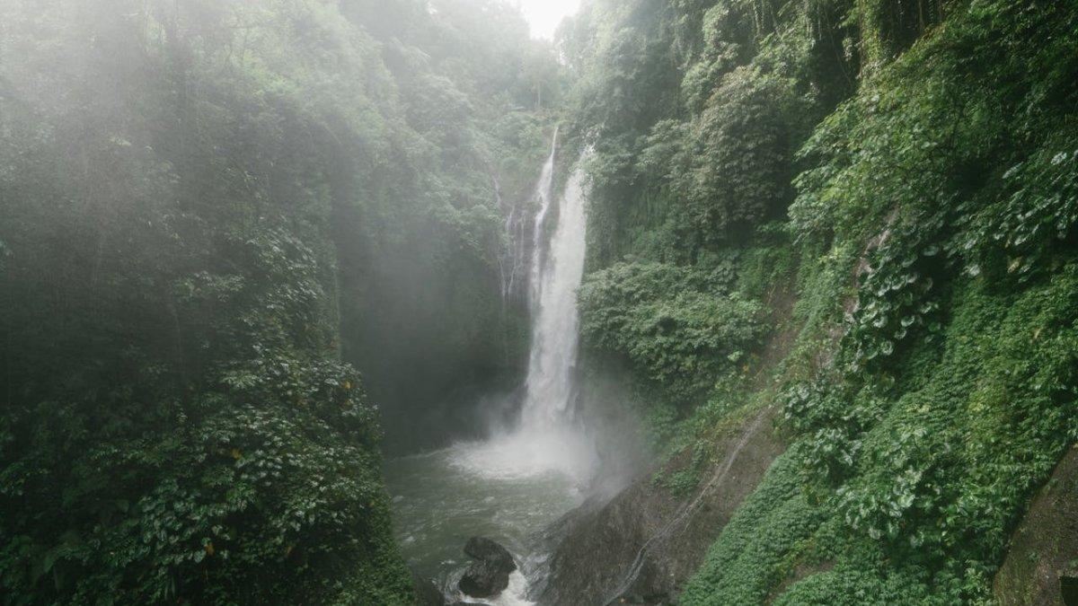 Aling Aling Waterfall, satu air terjun terbaik di Bali buat liburan akhir pekan.