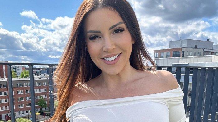 Amber Johanssen, model asal Swedia. Curhatan Amber Johanssen, model asal Swedia yang mengaku sulit kencan dengan pria karena banyak yang terintimidasi dengan kecantikannya.