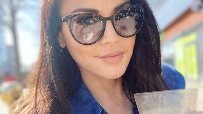 Amber Johanssen, model asal Swedia. Curhatan Amber Johanssen, model asal Swedia yang mengaku sulit kencan dengan pria karena banyak yang terintimidasi dengan kecantikannya.