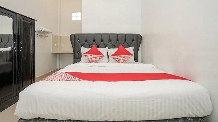 Kamar penginapan di hotel Amelia Kost, Palembang.