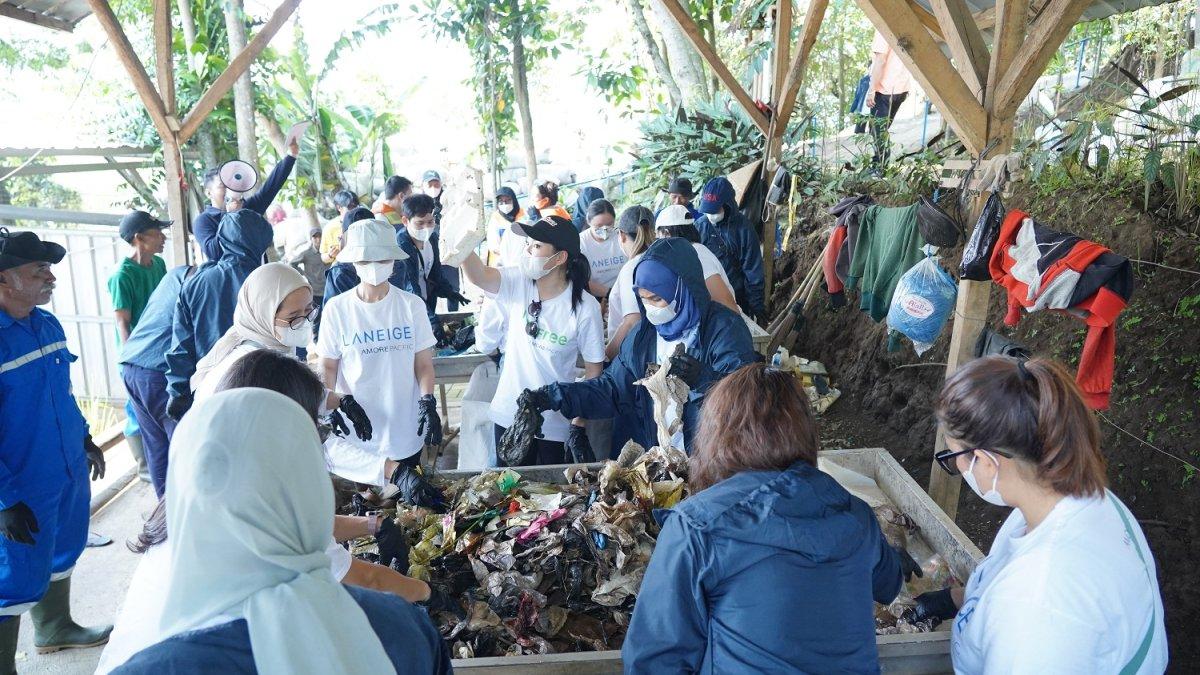 Amorepacific Indonesia yang sedang mengumpulkan dan mengelola sampah di Sungai Citarum Bandung.