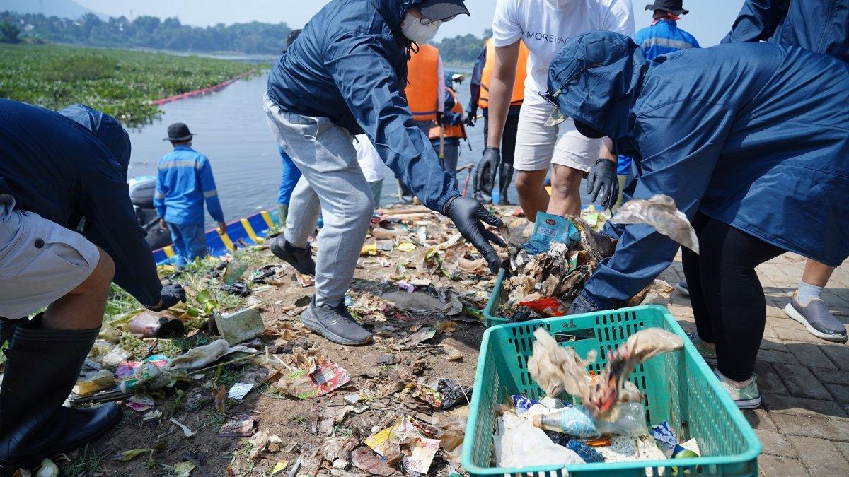 Amorepacific Indonesia yang sedang mengumpulkan dan mengelola sampah di Sungai Citarum Bandung.