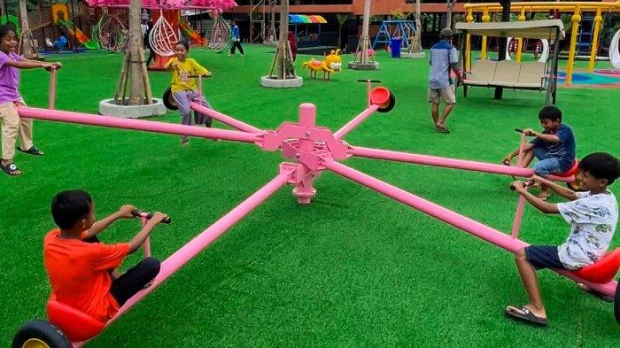 Anak-anak bermain di wahana The Nice Park Kecamatan Gondangrejo, Kabupaten Karanganyar, Jawa Tengah.