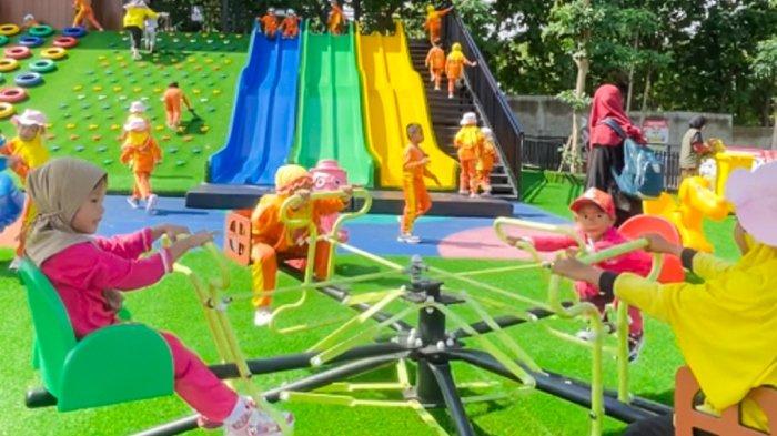 Anak-anak bermain di wahana The Nice Park Kecamatan Gondangrejo, Kabupaten Karanganyar, Jawa Tengah.