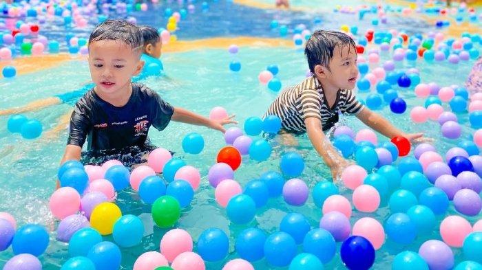 Anak-anak bermain mandi bola di kolam renang Amanzi Waterpark Palembang.
