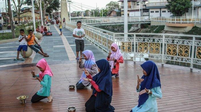 Anak-anak latihan menari di taman yang dibangun di bantara Krueng Daroy, Banda Aceh, Agustus 2020.
