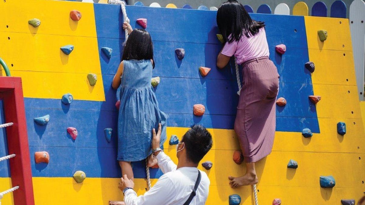 Anak-anak yang mencoba wahana high rope di Suraloka Zoo Jogja
