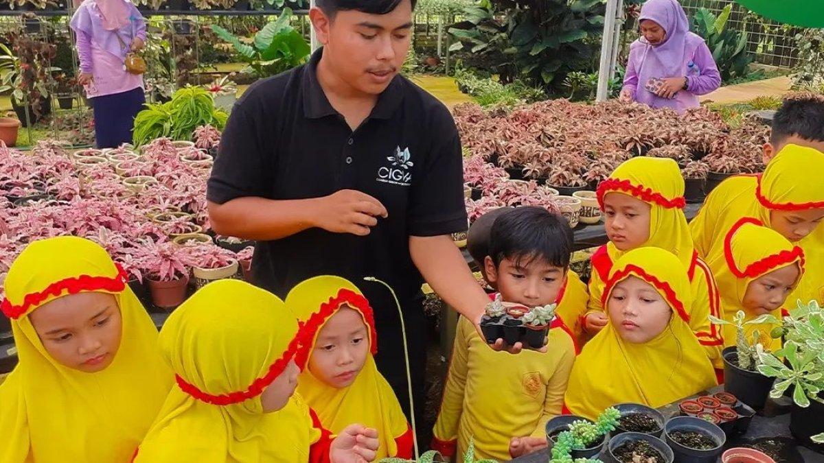 Anak-anak yang mengenal tanaman di Cisarua Green World Adventure Bogor.