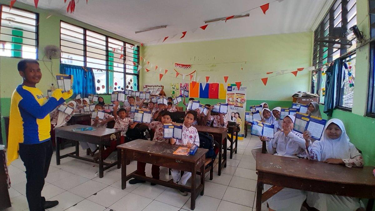 Anak-anak yang mengikuti program “Sarapan Lezat Bernutrisi” dari Blueband.