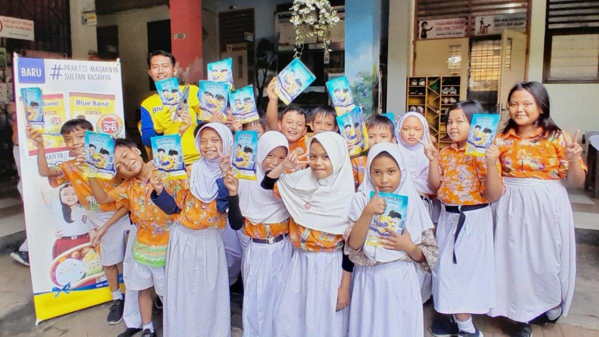 Anak-anak yang mengikuti program “Sarapan Lezat Bernutrisi” dari Blueband.