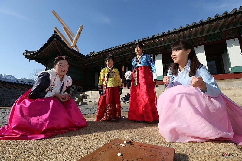 Anak-anak yang merayakan Seollal di kuil Korea Selatan.