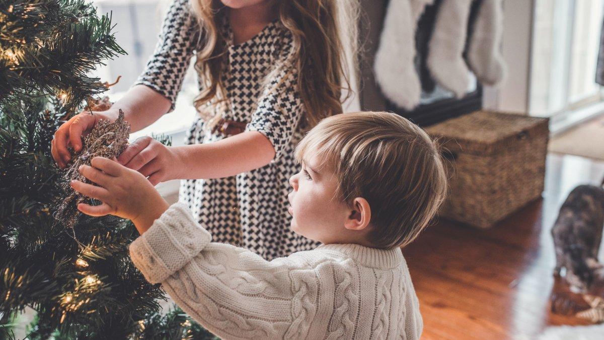 Anak-anak yang sedang menghias pohon Natal
