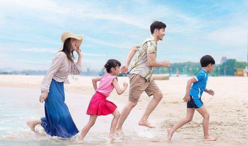 Wisatawan di pantai Ancol.