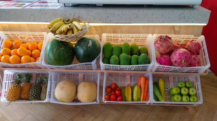 Aneka buah-buahan segar untuk bahan jus di FruitHub Juice Bar, tempat nongkrong asyik di Kota Solo, Jawa Tengah yang tawarkan aneka jus segar, sehat, dan bergizi, Jumat (10/11/2023).